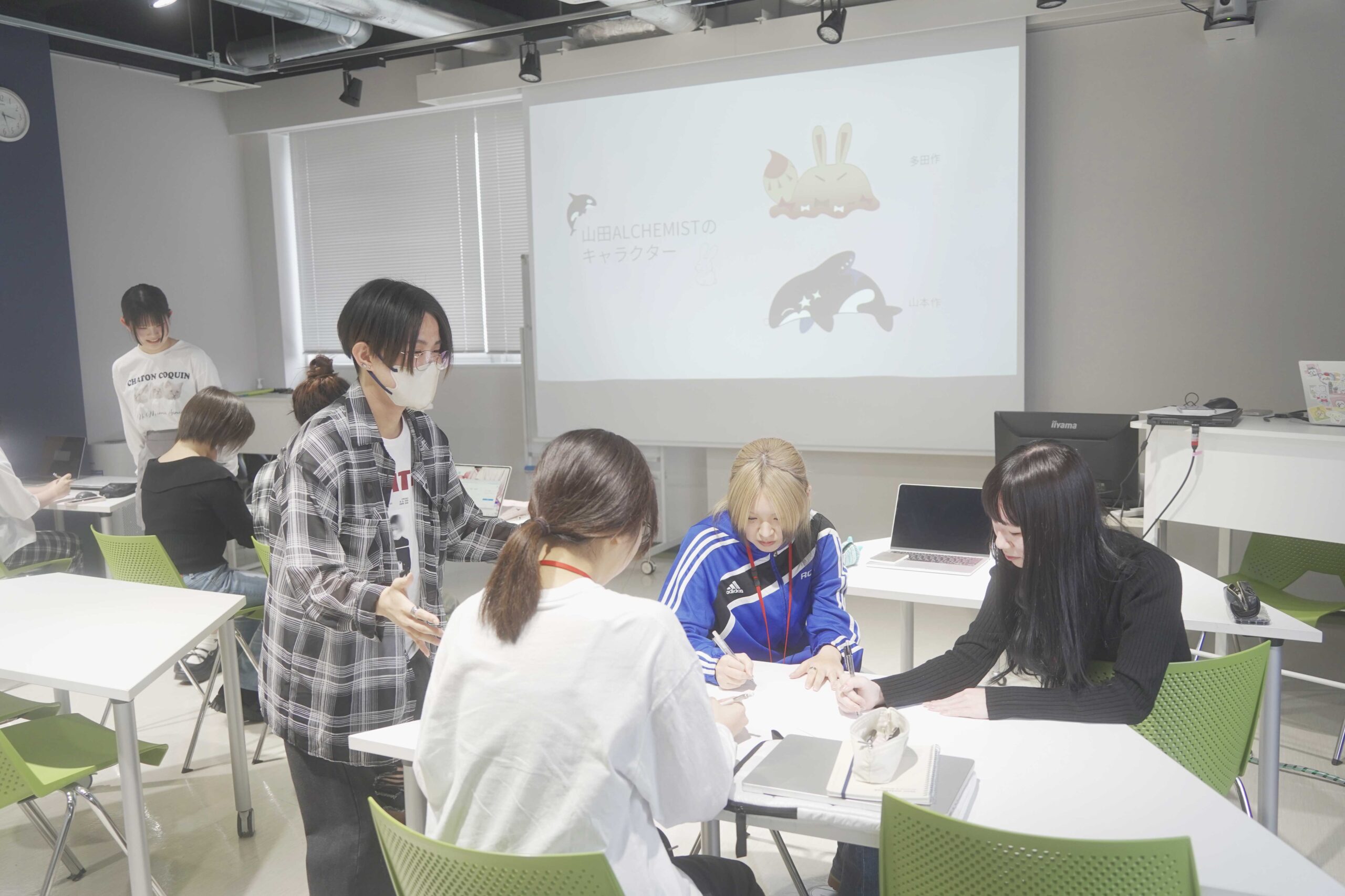 1年生へ向けてプレゼンをしました! - 穴吹学園 専門学校 徳島 1年生へ向けてプレゼンをしました! - 穴吹学園 専門学校 徳島
