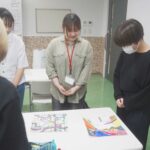 【アナログデザイン】色鉛筆とクレヨンで自画像を作成
